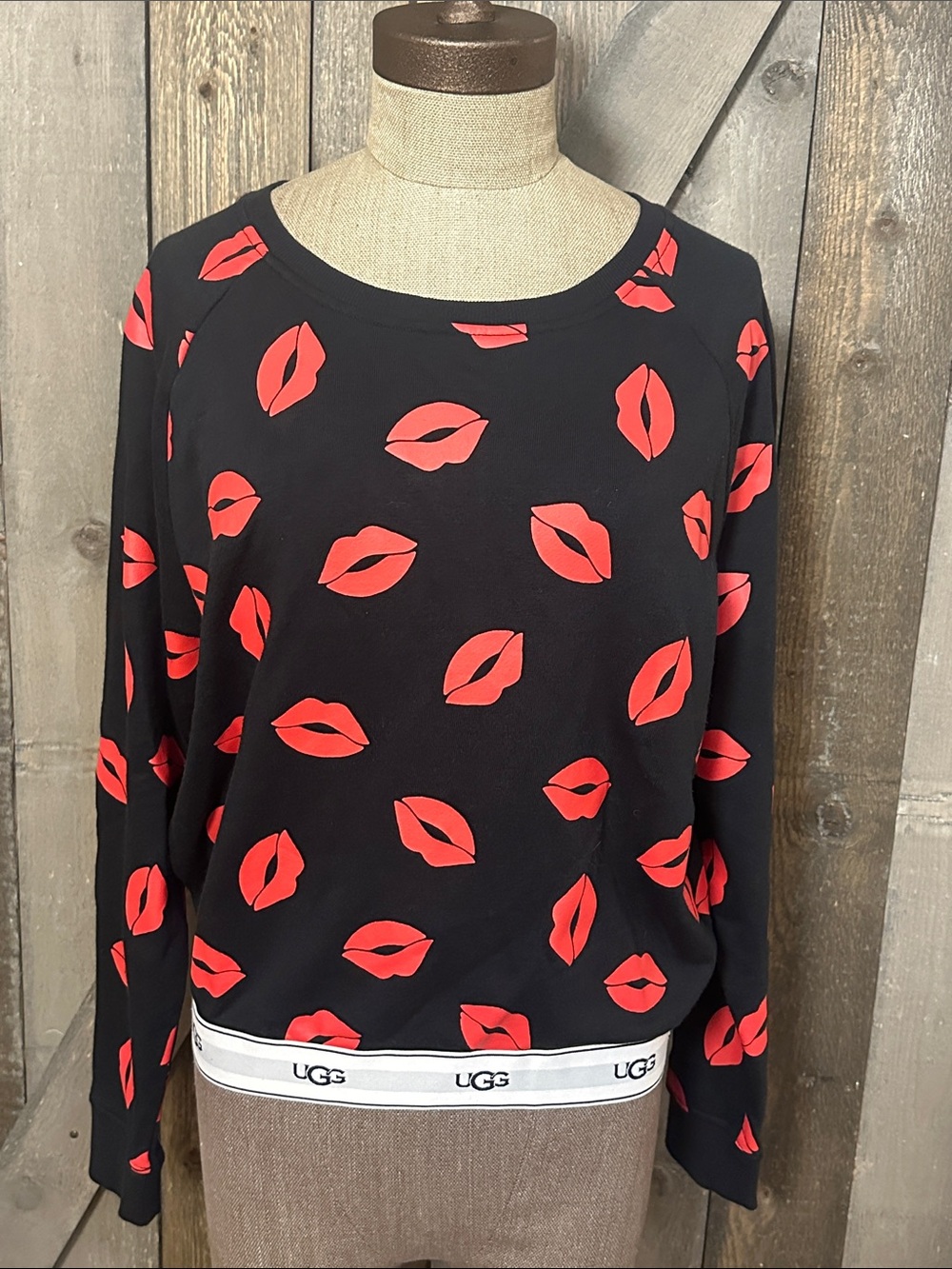 UGG Kiss Print Oversized Sweatshirt Black Red Lips Graphic Pullover Size Small